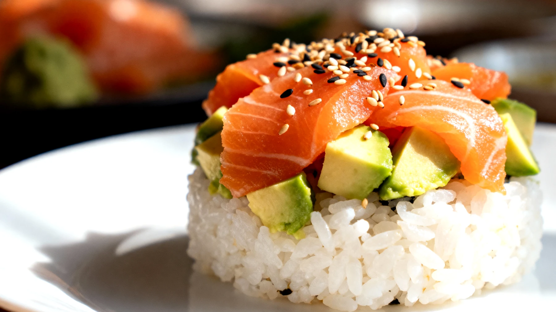 Onigiri con salmone, avocado e semi di sesamo"