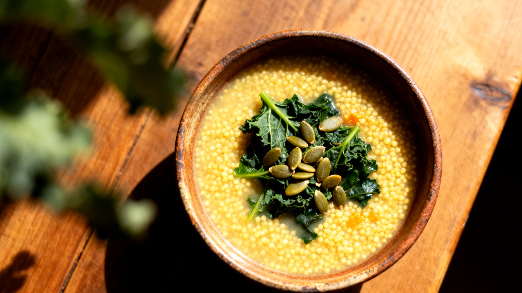 Zuppa di miglio con verdure amare e semi di zucca"