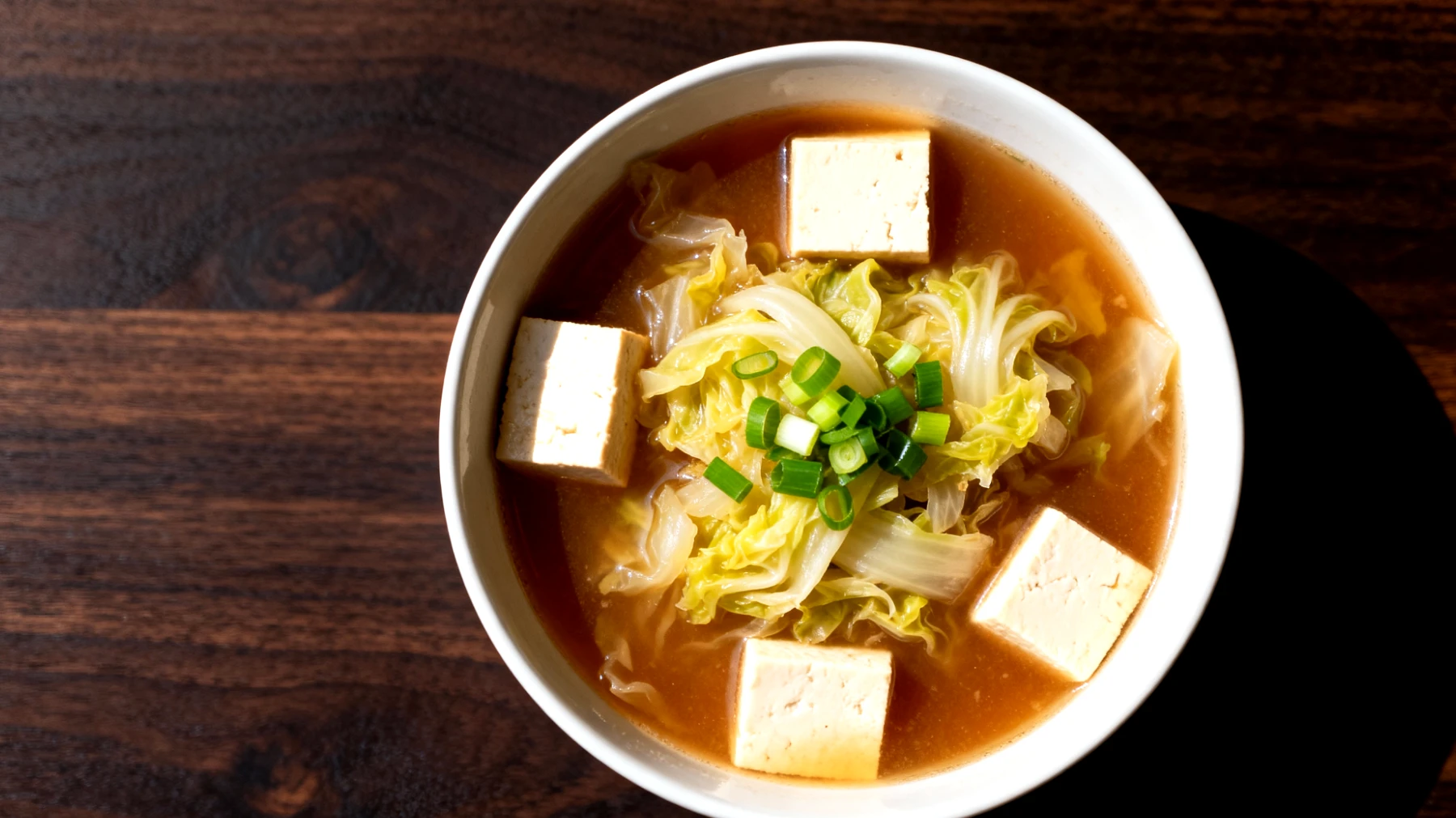 Zuppa di miso con cavolo fermentato e tofu"